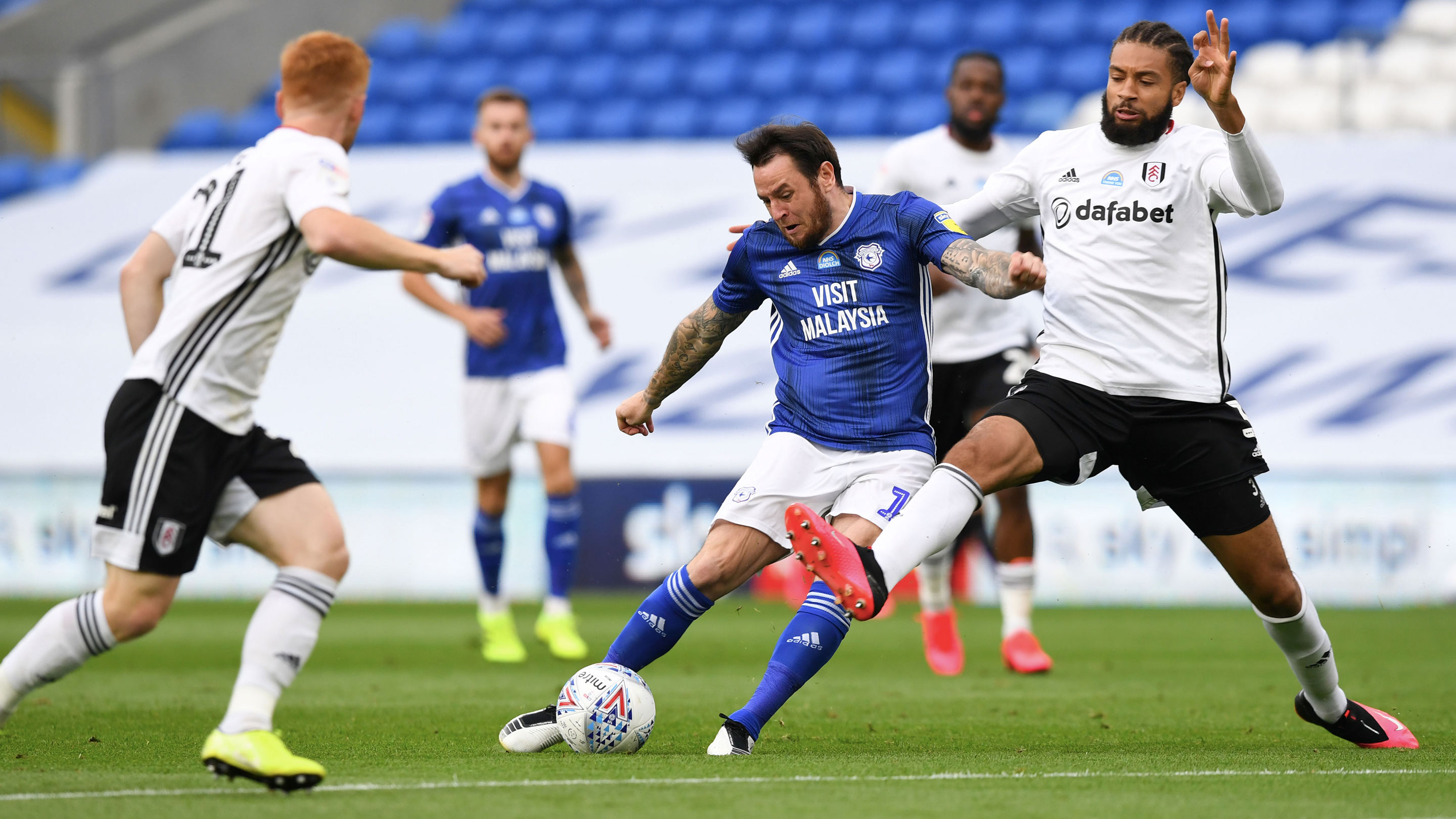 V体育-卡迪夫城主场惜败富勒姆,遗憾失利