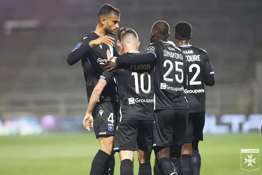 尼姆客场击败对手,取得胜利 尼姆客场击败对手,取得胜利