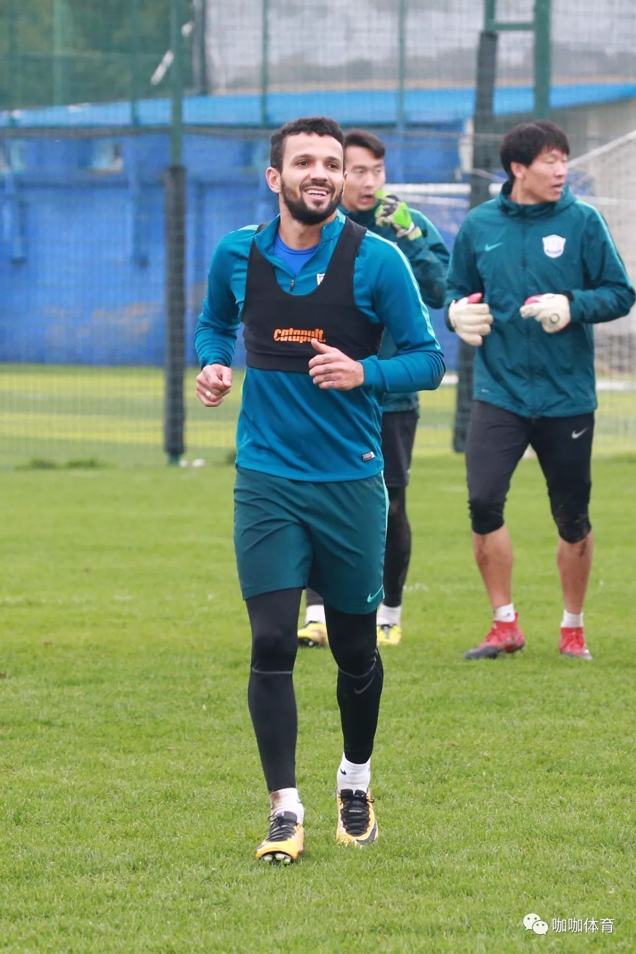 vsports体育-球队团结一心，攻守兼备决胜时刻备战