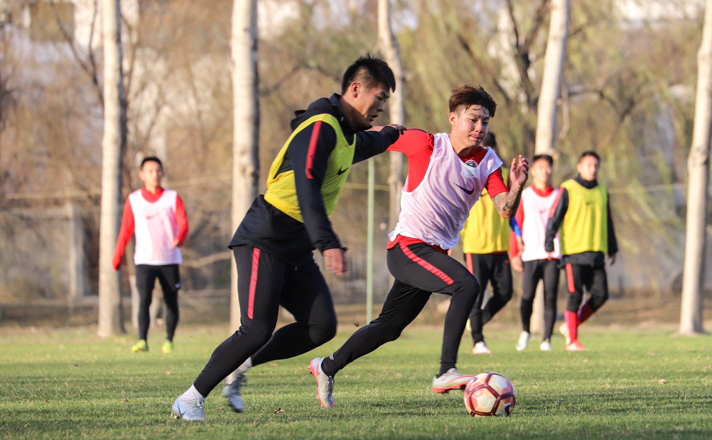 球队团结一心，攻守兼备决胜时刻备战